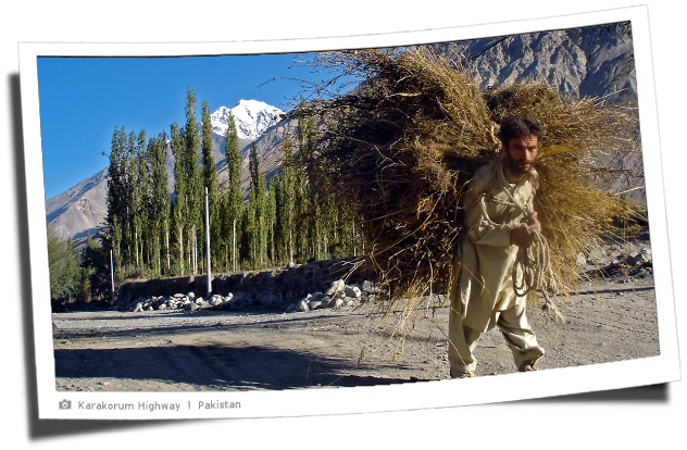 Karakorumhighway: Bauer beim Lastentragen