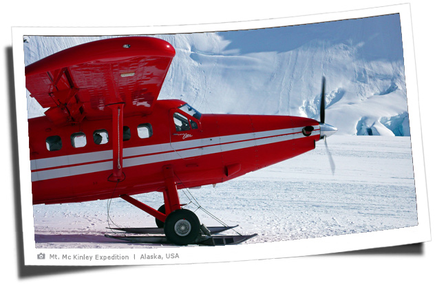 Flugzeug auf der Landepiste, dem Gletscher