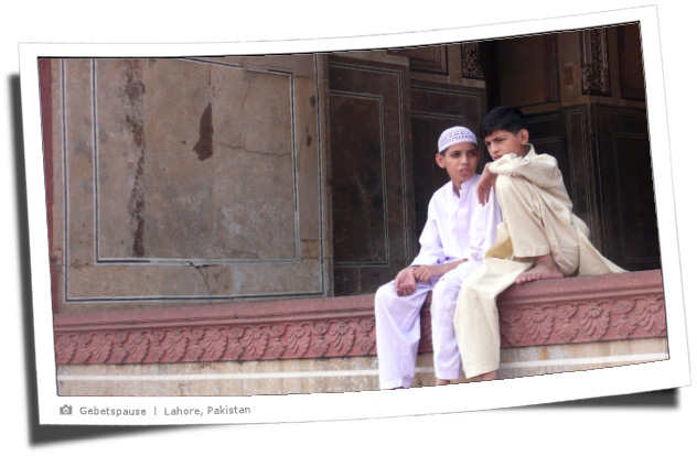 Zwei Jungs vor einer Moschee in Lahore, Pakistan