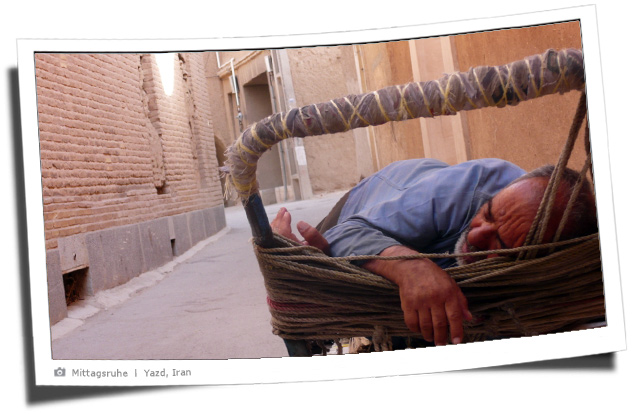 Ein Basarverkäufer beim Mittagsschlaf auf einer Pritsche
