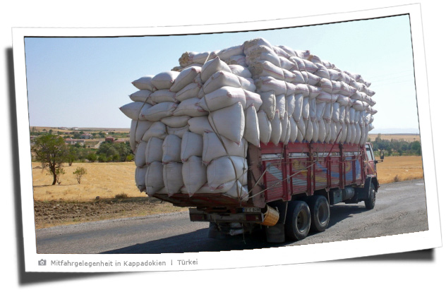 Überladener Lastwagen in der Türkei