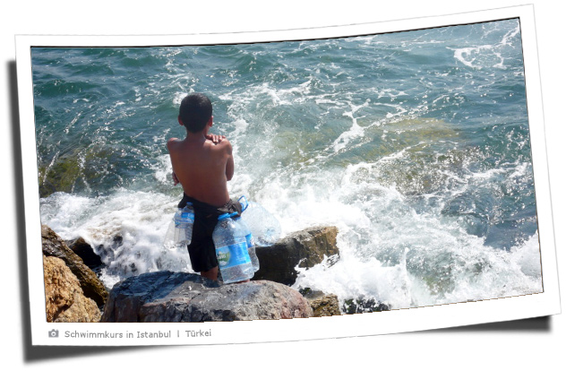 Schwimmkurs orientalisch - Plastikflaschen statt Schwimmreifen