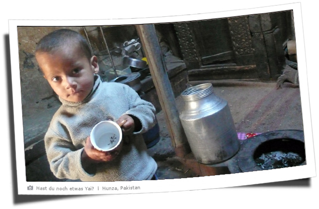 Kleiner Junge mit leerer Teetasse