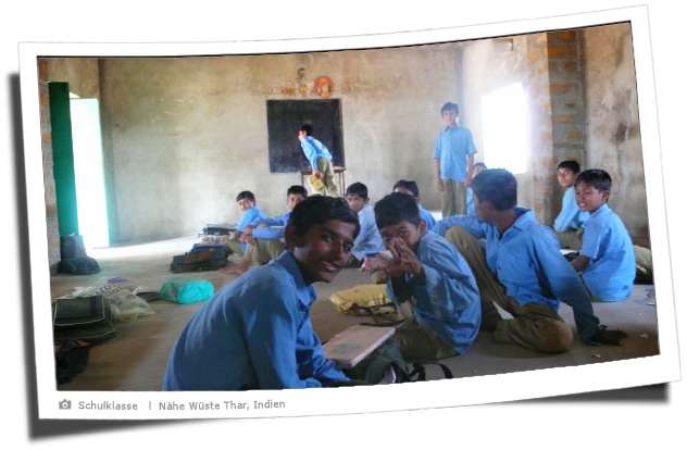 Schulklasse in der Nähe der Wüste Thar in Indien